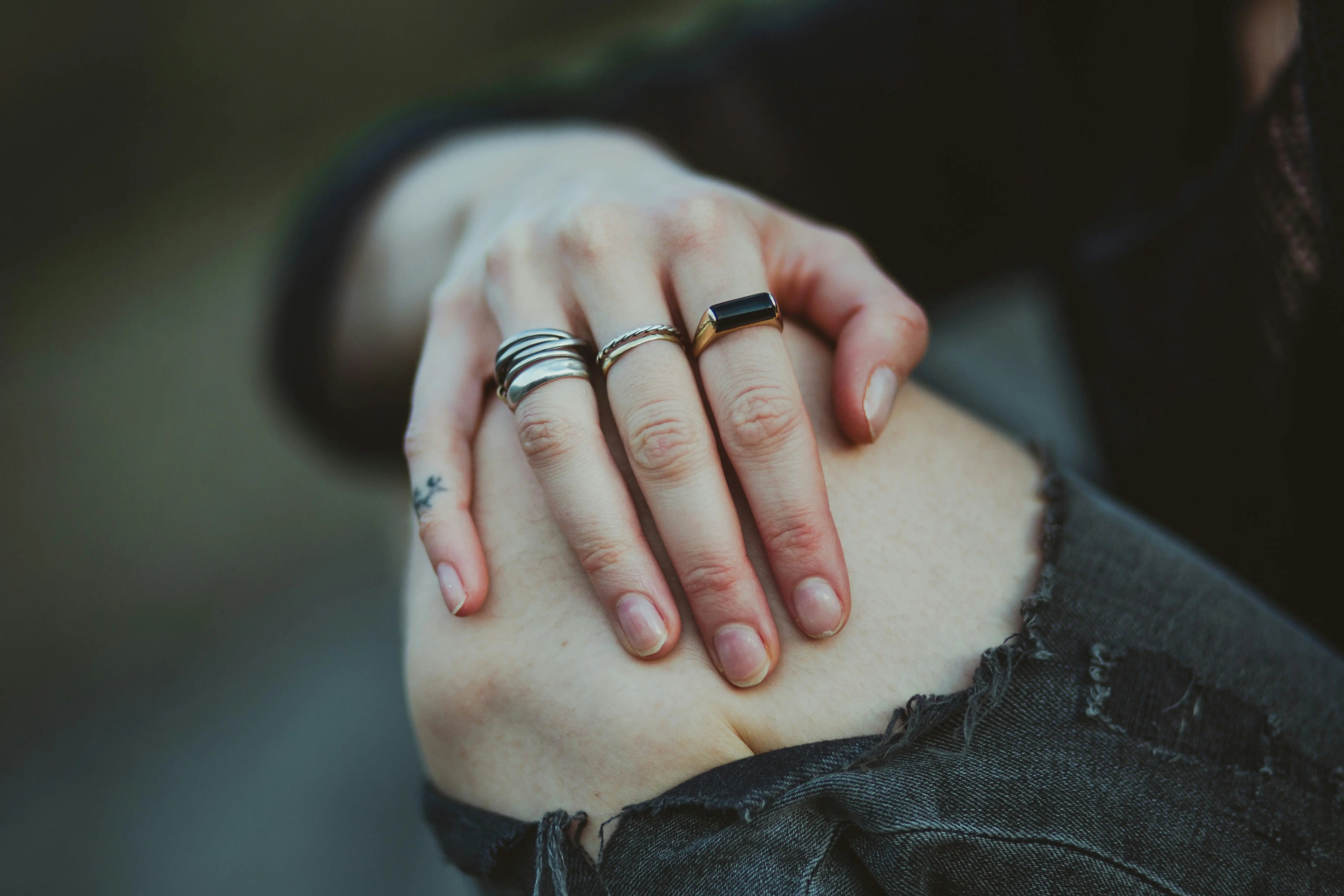 photo d'une femme qui tient son genou