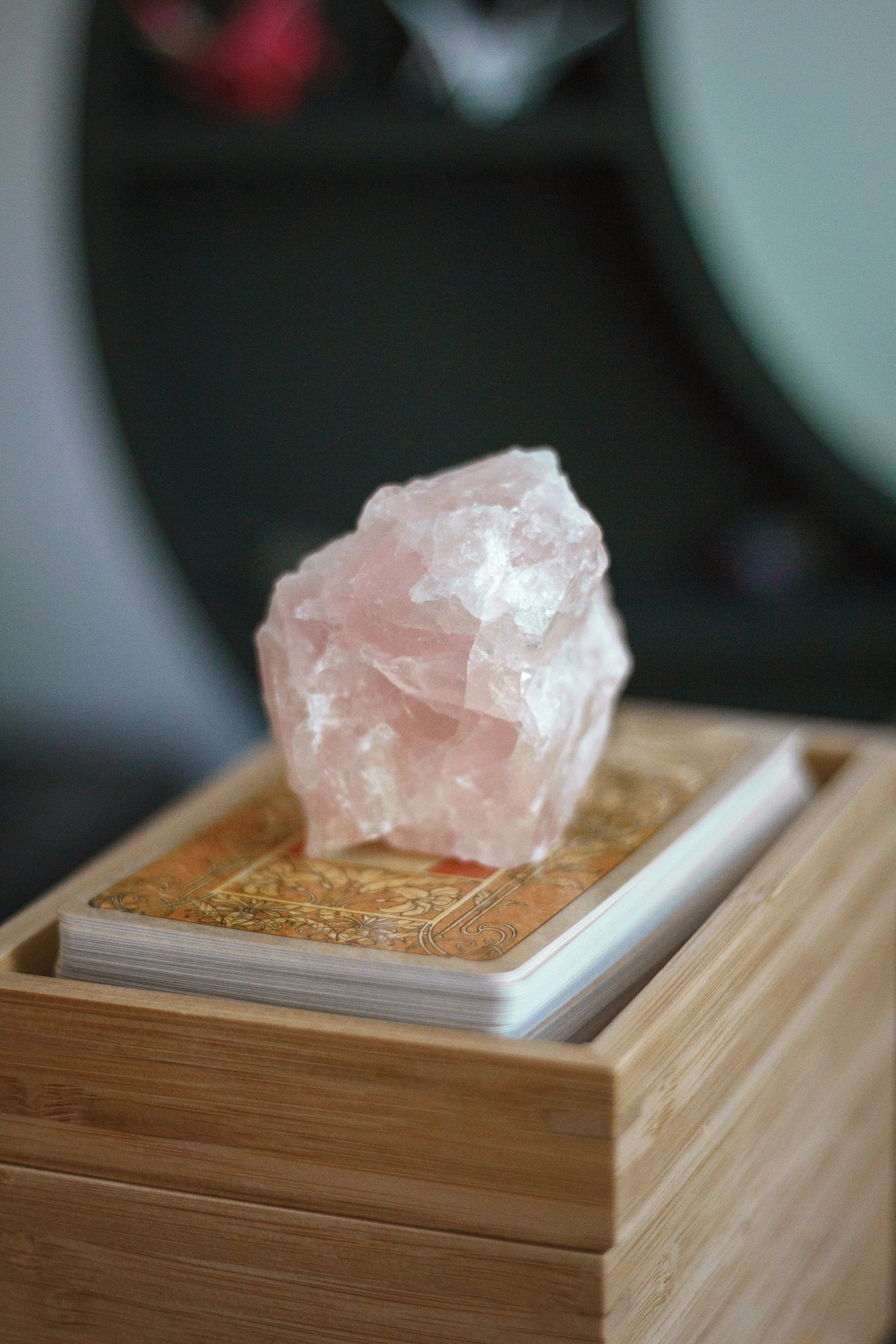 photo d'un morceau de quartz rose sur un jeu de cartes